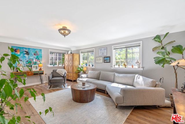 11316 Sunshine Terrace, Studio City CA: https://media.crmls.org/mediaz/47a976b1-bd86-4981-9bb9-56ad1646c9e4.jpg