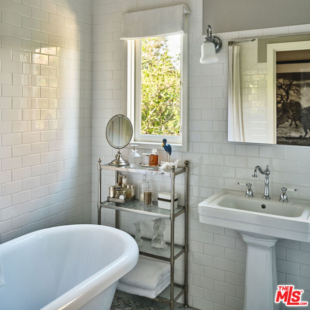 130 North Bristol Avenue photo 35