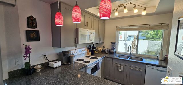 5920 Paradise Plaza, Palm Springs CA: https://media.crmls.org/mediaz/47a9e714-cf6f-4efa-9ca1-9d5f1c4f1a55.jpg
