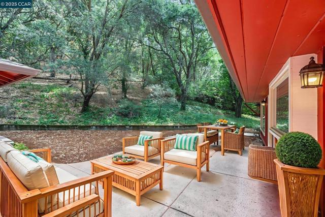 9 Wanda Way, Martinez CA: https://media.crmls.org/mediaz/47aa2a7c-0f3b-4136-9f41-1ae4f2aac004.jpg