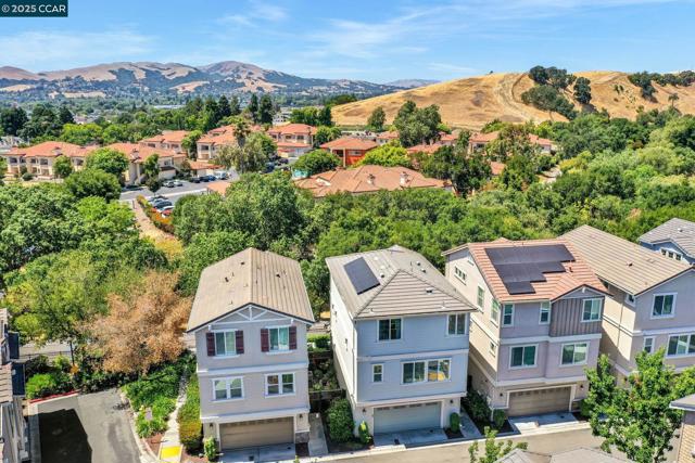 6983 Alamo Creek Trl, Dublin CA: https://media.crmls.org/mediaz/47ab2e67-4d7e-4e8b-858b-ebe0c9e5c425.jpg