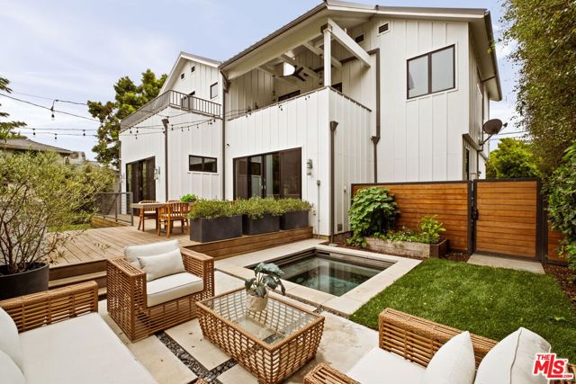 1023 Superba Avenue, Venice CA: https://media.crmls.org/mediaz/47ab2f36-4b95-466c-adf9-fca25dda2652.jpg