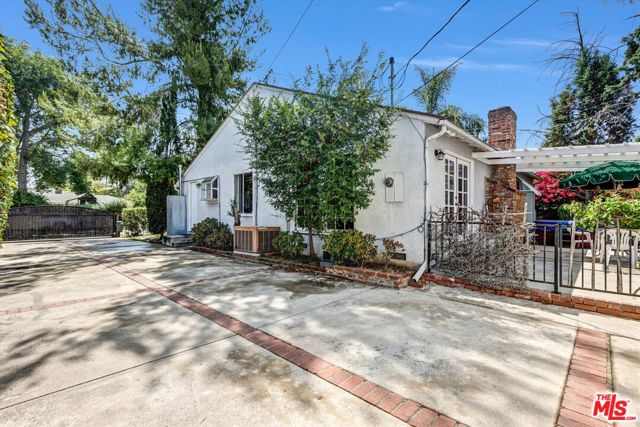 7903 Amestoy Avenue, Van Nuys CA: https://media.crmls.org/mediaz/47ac2206-e317-4a9a-afaa-e616b08c06a7.jpg