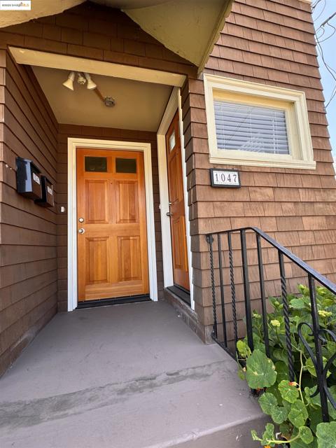 1047 59th Street, Oakland CA: https://media.crmls.org/mediaz/47ac6aa7-be0f-427f-877b-53e3943bac7c.jpg