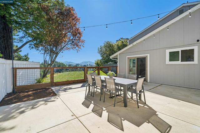 31 Ascot Place, Moraga CA: https://media.crmls.org/mediaz/47ac9457-8369-426b-854f-2375ad356f24.jpg