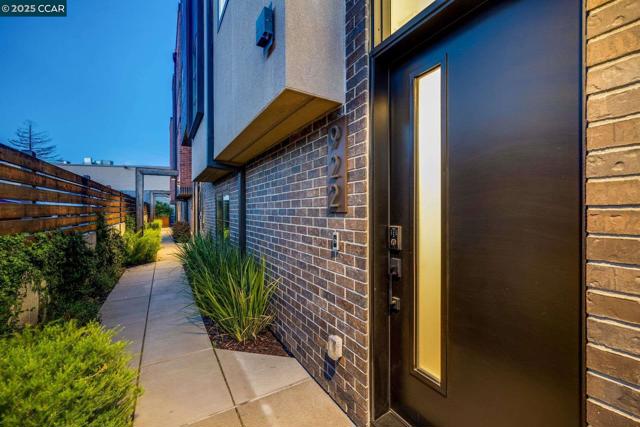922 Brown Avenue, Lafayette CA: https://media.crmls.org/mediaz/47ac98d2-0c60-48b7-b2ca-15d2d98a8664.jpg