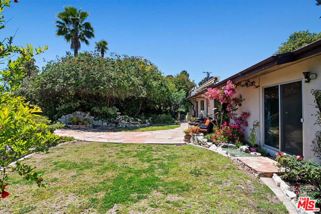 16840 Oak View Drive, Encino CA: https://media.crmls.org/mediaz/47adca84-198d-4dde-8e3d-2475db713d6b.jpg
