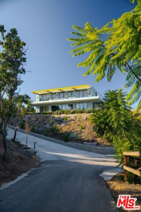 27349 Old Chimney Road, Malibu CA: https://media.crmls.org/mediaz/47af7889-ede6-4b39-b628-1fc77c60e3e5.jpg