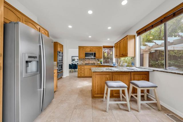 221 Victory Circle, San Ramon CA: https://media.crmls.org/mediaz/47afb7a1-ebd5-4655-849b-00d802db4796.jpg