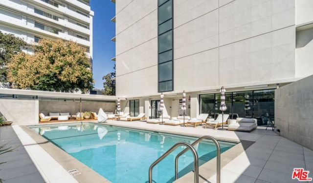 818 N Doheny Drive, West Hollywood CA: https://media.crmls.org/mediaz/47affbdc-3ff8-4794-a8b0-9aba2416cf3d.jpg
