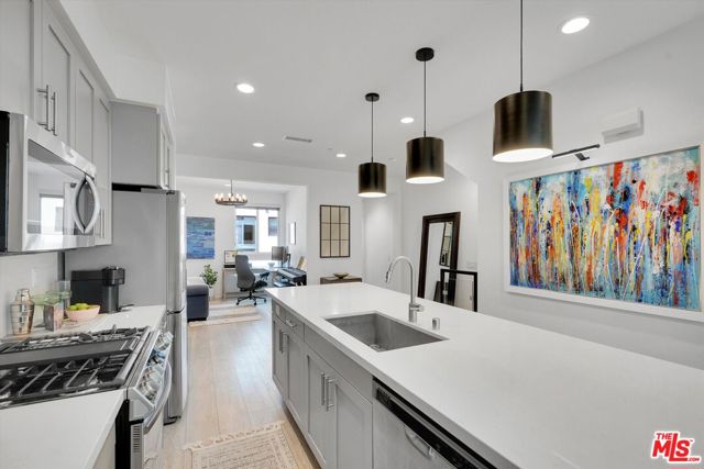 2927 Exposition Place, Los Angeles CA: https://media.crmls.org/mediaz/47b00225-5d53-40a6-848c-2488da8fc78c.jpg