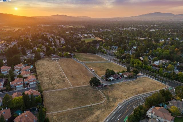 4558 Bernal Ave, Pleasanton CA: https://media.crmls.org/mediaz/47b1c099-9cf6-4ec3-93cf-4e5b2394e0ae.jpg
