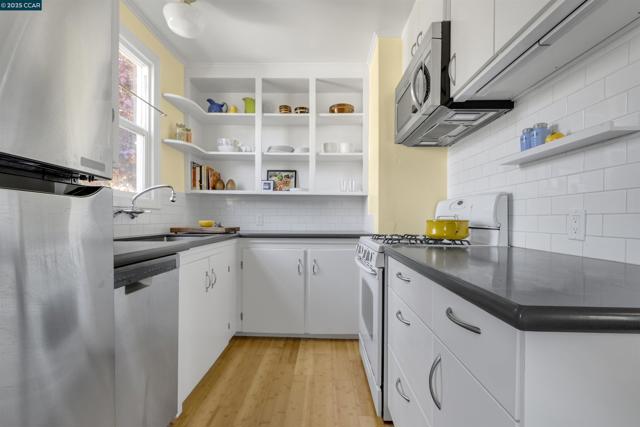 5430 Santa Cruz Ave, Richmond CA: https://media.crmls.org/mediaz/47b22bae-3ea7-494a-98eb-411cce17c575.jpg