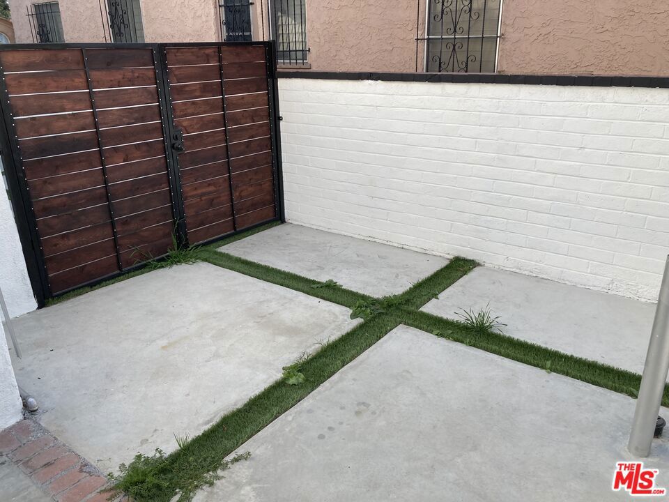 https://media.crmls.org/mediaz/47b42cf5-ccf5-41a0-8c5d-418de60105b6.jpg?preset=X-Large