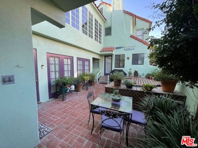18 23rd Ave. 1/2 Venice, California Absolutely immaculate & adorable guest house oozes with vintage charm. The sun-drenched beach house with high, open beam ceilings, a cozy fireplace and distressed wood floors. The full bath is in the master upstairs. There is an office/den downstairs and a private 1 car garage. It is the rear house and is accessed through the alley in the back. Washer & Dryer in the garage. The yard is not included. The main house is a nightly rental. Single occupancy.