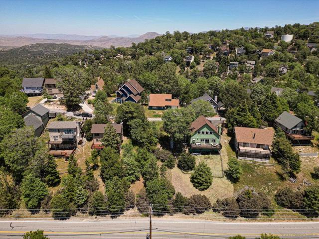 1141 Grass Valley Road, Lake Arrowhead CA: https://media.crmls.org/mediaz/47b52b3b-8c7c-4e95-a6f0-4d9346c4a436.jpg