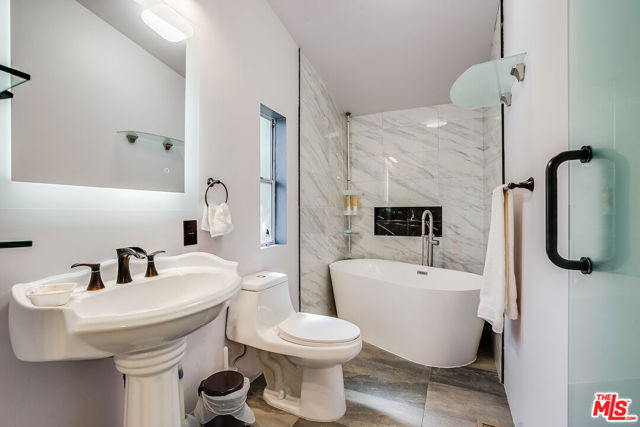 1165 Cherokee, Topanga CA: https://media.crmls.org/mediaz/47b5612b-5c1f-4a98-90ad-b68670b07d0b.jpg