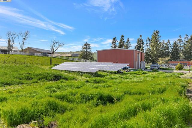 5135 Andrade Rd, Sunol CA: https://media.crmls.org/mediaz/47b5b9f7-834d-4e76-83e6-14f6f9668994.jpg