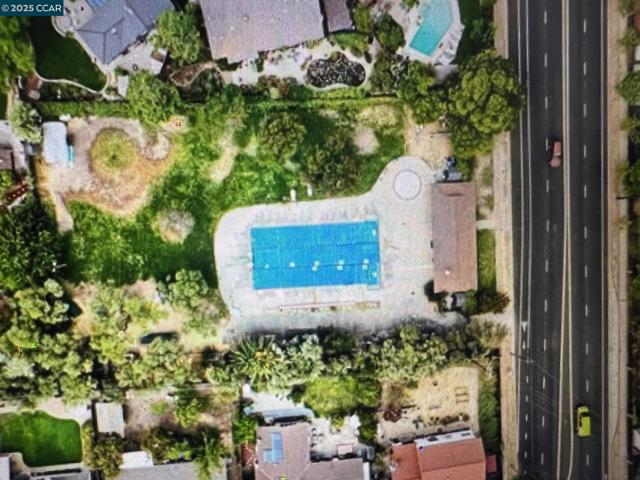 4554 Concord Blvd, Concord CA: https://media.crmls.org/mediaz/47b5f02d-c04c-4af8-b691-41aebb05cce7.jpg