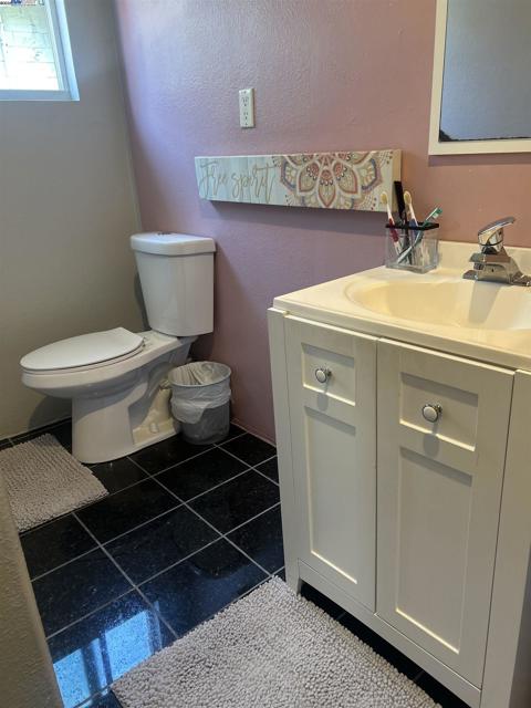 1530 40th Ave, Oakland CA: https://media.crmls.org/mediaz/47b6664d-9391-41cc-b259-543c3ce4239e.jpg