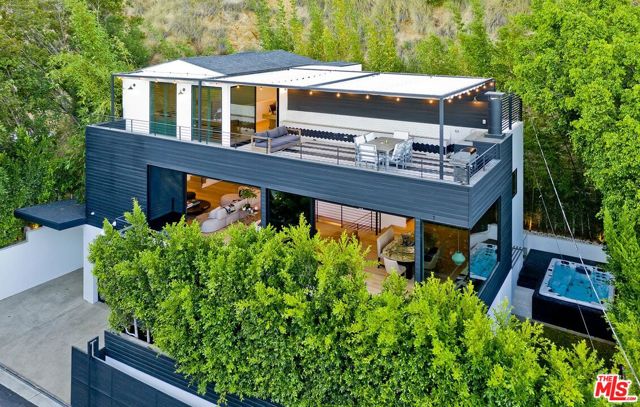 2164 Sunset Plaza Drive, Los Angeles CA: https://media.crmls.org/mediaz/47b6b0ff-397f-4a87-ad38-7f7205abd661.jpg