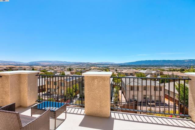 2528 AMANTEA WAY, Dublin CA: https://media.crmls.org/mediaz/47b71e1e-9cbb-4945-9517-597913eca53f.jpg