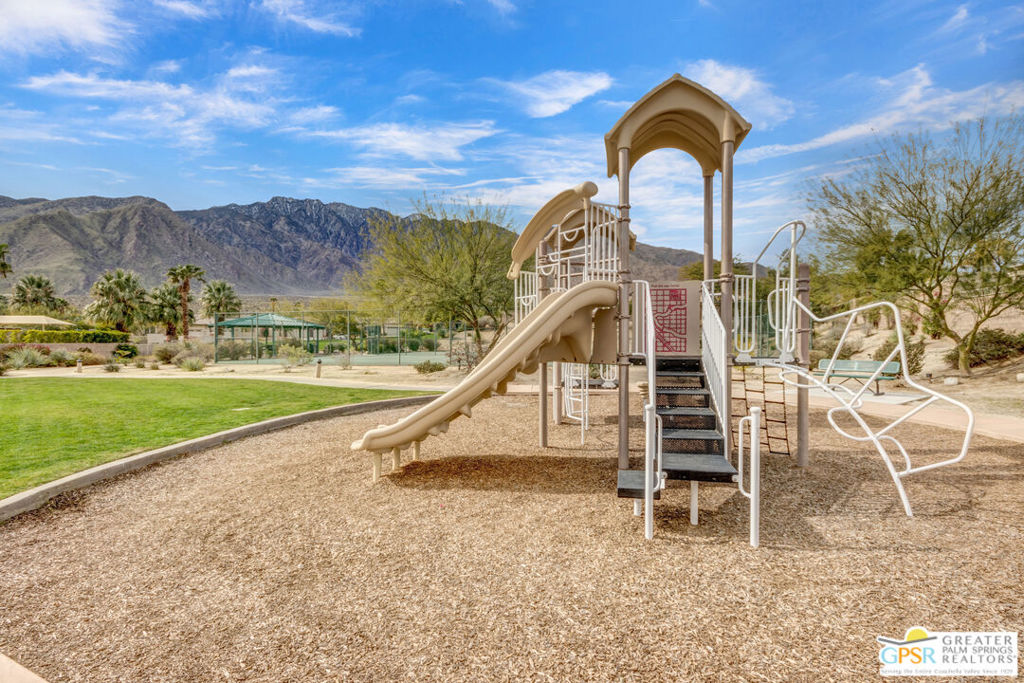 https://media.crmls.org/mediaz/47b7429f-9dfd-4a63-bd5c-a9ca09b533a3.jpg?preset=X-Large