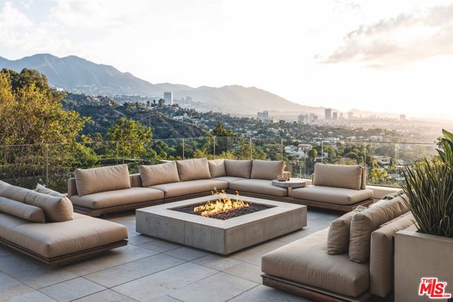 1510 N Tigertail Road, Los Angeles CA: https://media.crmls.org/mediaz/47b75bf0-d656-4b64-895b-ca8ccf33daf7.jpg