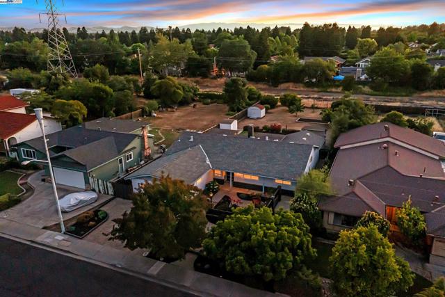 613 Joyce St, Livermore CA: https://media.crmls.org/mediaz/47b7f1da-5a2a-4c5a-af86-02eeb47442e4.jpg