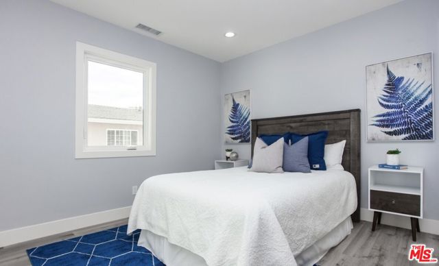 433 S Wilton Place, Los Angeles CA: https://media.crmls.org/mediaz/47b9aeac-f9b3-4aa8-9d4a-797628e8c9d6.jpg