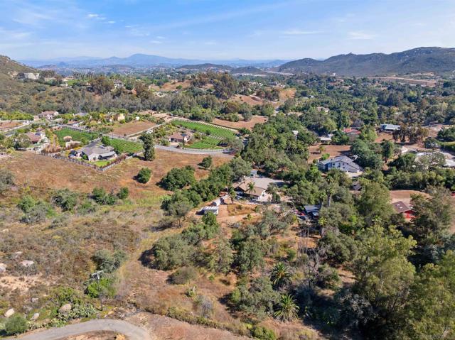1722 Tierra Libertia Rd, Escondido CA: https://media.crmls.org/mediaz/47ba4530-3f55-4f04-a56a-2dc3941d2aa9.jpg