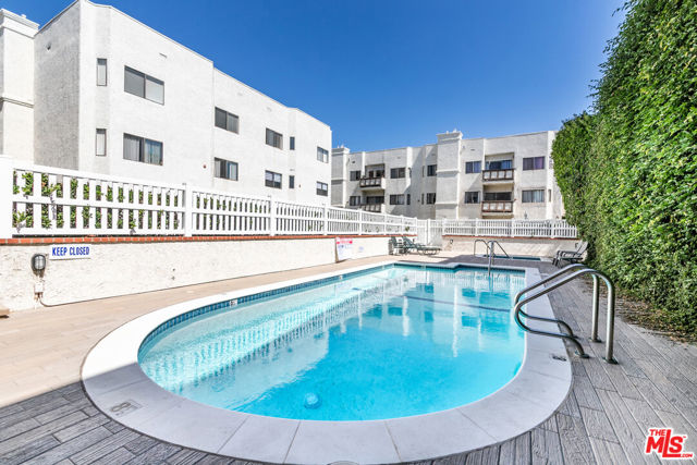 17914 Magnolia Boulevard, Encino CA: https://media.crmls.org/mediaz/47baaed5-cb56-4871-8ae5-12bad71d17f9.jpg
