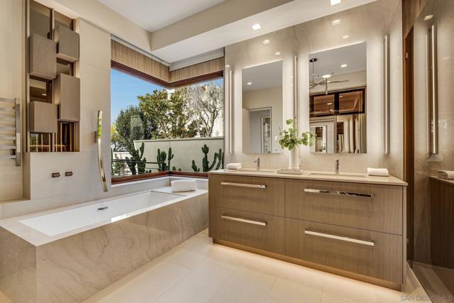 8070 La Jolla Scenic Dr N, La Jolla CA: https://media.crmls.org/mediaz/47bb188f-179d-4a34-8c35-f34c9ef354b3.jpg