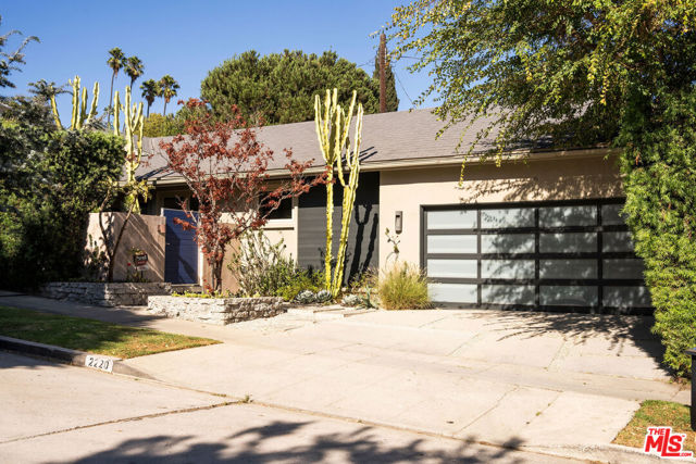2220 Richland Avenue, Los Angeles CA: https://media.crmls.org/mediaz/47bc1037-a57a-4d08-ad81-7133b74f130b.jpg