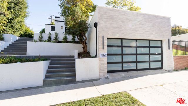 10520 Ashton Avenue, Los Angeles CA: https://media.crmls.org/mediaz/47bcaf7c-05ec-4705-a743-65eedd841b16.jpg