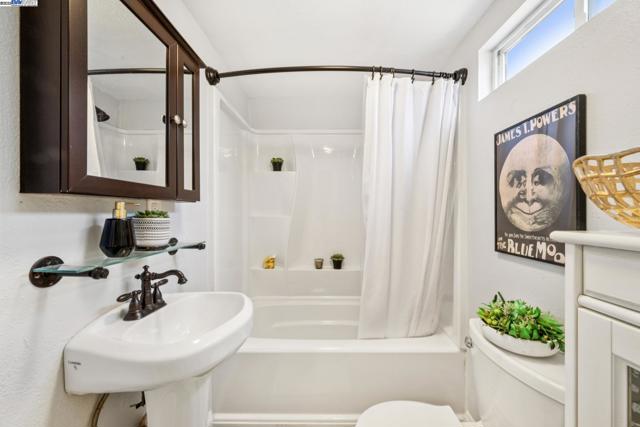 2449 26TH AVENUE, Oakland CA: https://media.crmls.org/mediaz/47bcc341-1636-410f-8373-cdc91141d9e6.jpg