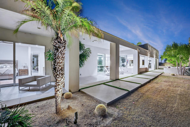 49120 Sunrose Lane, Palm Desert CA: https://media.crmls.org/mediaz/47bcd467-a8c2-4de1-a7e5-ebfabc63e528.jpg