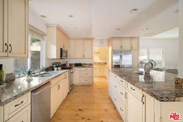 20212 Oxnard Street, Woodland Hills CA: https://media.crmls.org/mediaz/47bd4245-43bc-4294-921a-531e21b6b550.jpg