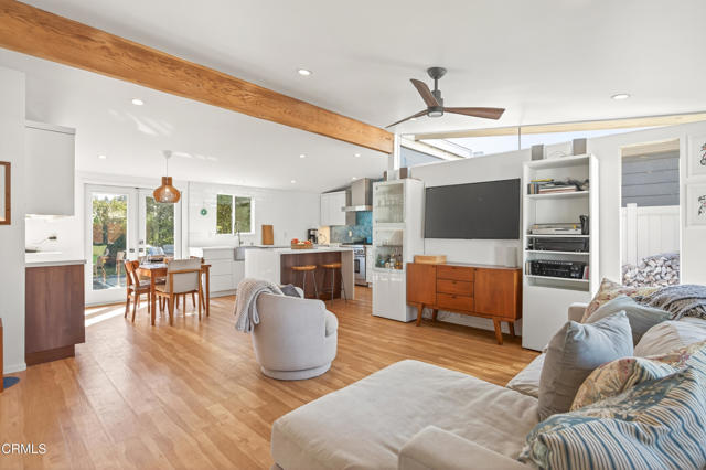 Detail Gallery Image 3 of 40 For 1040 Dover Ln, Ventura,  CA 93001 - 2 Beds | 2 Baths