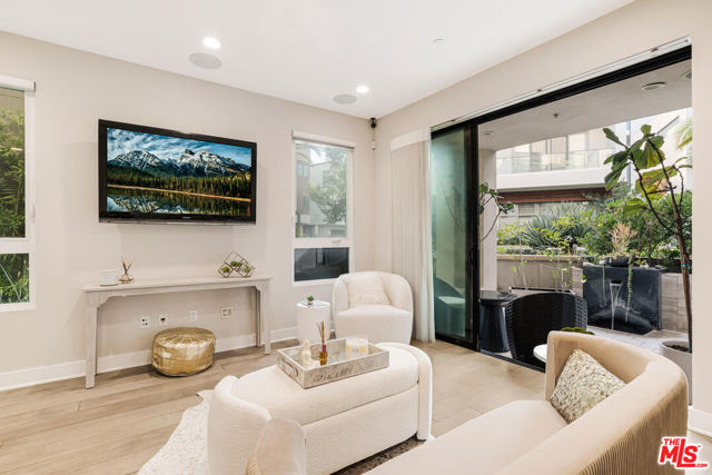 5929 Coral Place, Playa Vista CA: https://media.crmls.org/mediaz/47bdb27b-96df-455d-9008-e14899752e88.jpg