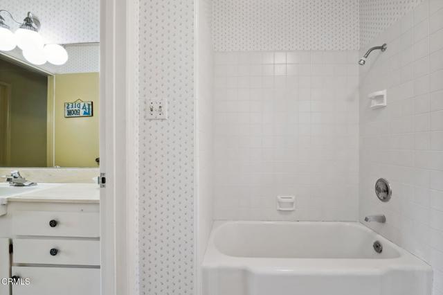 262 Crestwood Avenue, Ventura CA: https://media.crmls.org/mediaz/47be4a5d-67aa-4886-8ee4-6ec253718fad.jpg