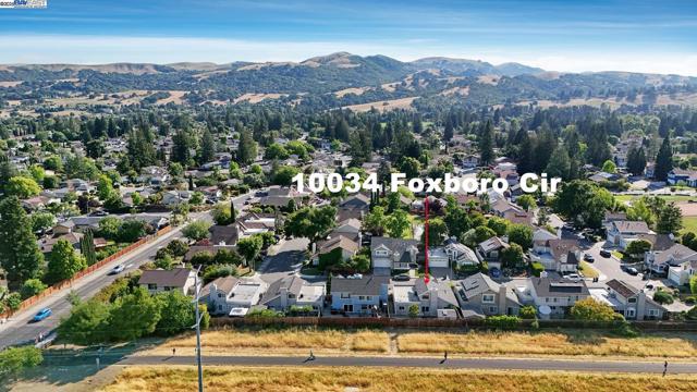 10034 Foxboro Cir, San Ramon CA: https://media.crmls.org/mediaz/47be7067-ba11-4639-8eff-b09704fc2b4c.jpg
