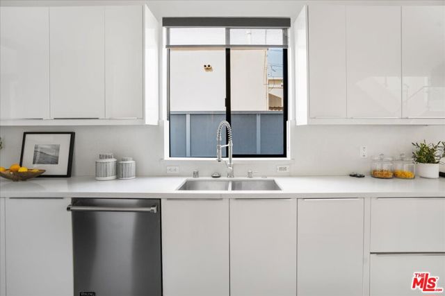 616 N FULLER Avenue, Los Angeles CA: https://media.crmls.org/mediaz/47bea274-d732-4bdf-a095-2390c79a804c.jpg