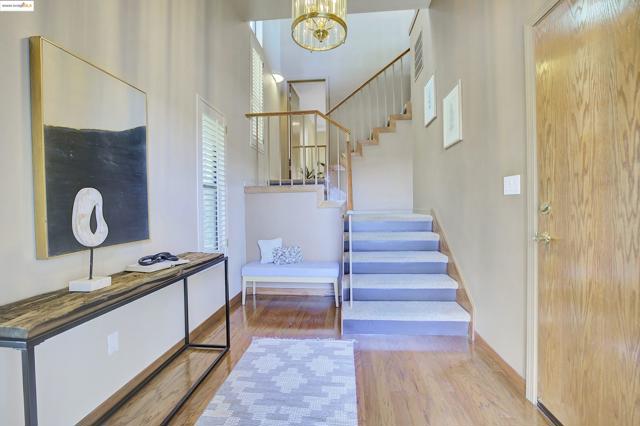 33 Binnacle Hl, Oakland CA: https://media.crmls.org/mediaz/47bf7249-c941-4c55-81a6-080cad250590.jpg