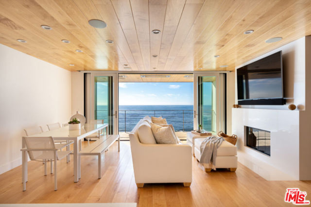 11950 BEACH CLUB Way, Malibu CA: https://media.crmls.org/mediaz/47bf95d8-cad8-41ad-a430-e941d8b15afa.jpg