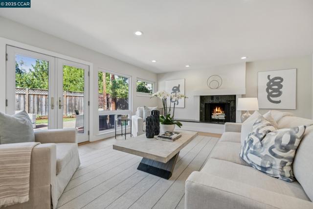 241 E Creek Dr, Menlo Park CA: https://media.crmls.org/mediaz/47bfa5f7-6f06-4ee6-92af-6c6a235a5535.jpg