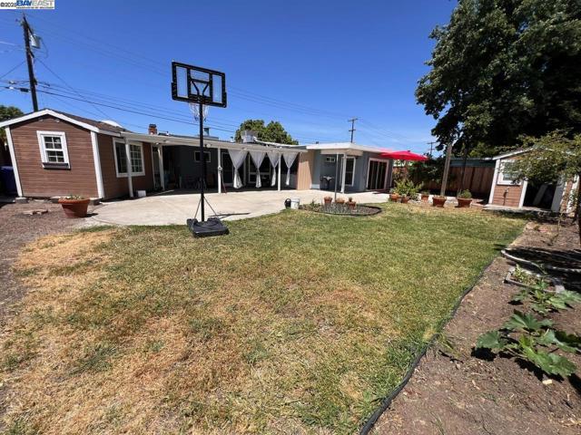 2748 Eastgate Ave, Concord CA: https://media.crmls.org/mediaz/47c0444d-f010-4f33-96f9-1c34a284c289.jpg