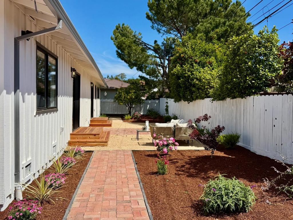 https://media.crmls.org/mediaz/47c1b206-3000-472c-b2de-87321a310e10.jpg?preset=X-Large