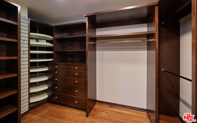 5404 Topeka Drive, Tarzana CA: https://media.crmls.org/mediaz/47c2075b-33fd-43fa-b700-b2032b4d173a.jpg