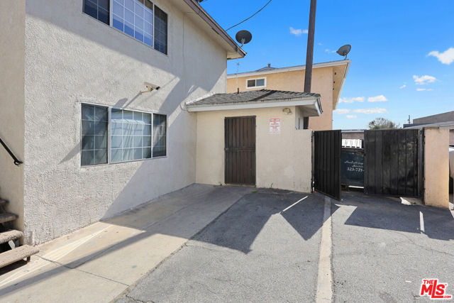 919 Carob Way, Montebello CA: https://media.crmls.org/mediaz/47c27b69-817f-440c-939f-b571cfa9be0c.jpg